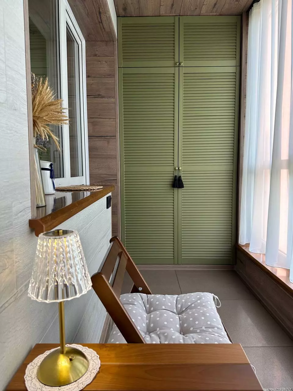 Хранение и зелёный уголок на балконе